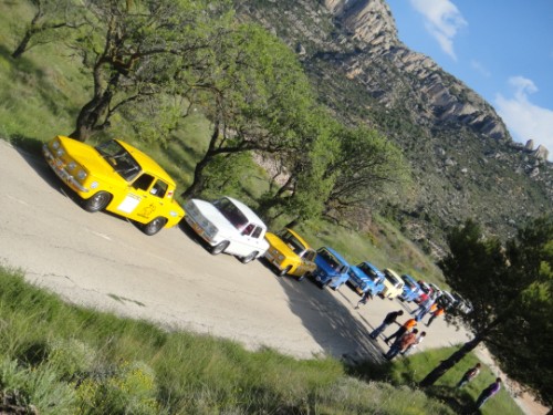 Los Renault 8 en una carretera del Priorat