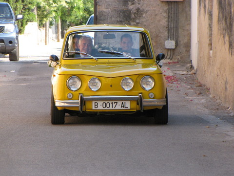 La novia recorriendo en el Renault 8 los últimos metros de soltera