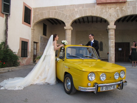 Alberto, la novia (de su hermano) y el Renault 8