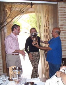 Juanma y Noelia con el trofeo del XIII Encuentro